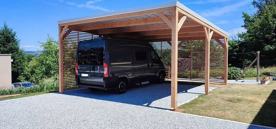 Abri camping car à Cosnac